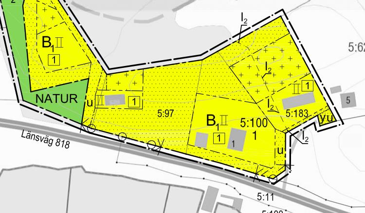 OMRÅDE D: Befintliga tomter med hällmark och kantzoner Naturvärdesklass C (medelålders ek värde B2 ) Beskrivning: Hällmarkshöjder med befintliga tomter som är bebyggda.