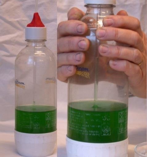 8 7.Vad händer med luft? Introduktion: Vad händer när man värmer en gas? Material Petflaska med kork, sugrör, modellera eller playdo, vatten med karamellfärg 1.