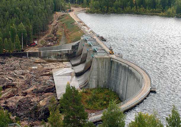 2.2 BETONGDAMMAR Det finns många olika utföranden av betongdammar, normalt delas de in i Gravitationsdammar och valvdammar beroende på deras statiska verkningssätt (RIDAS, 2012b).