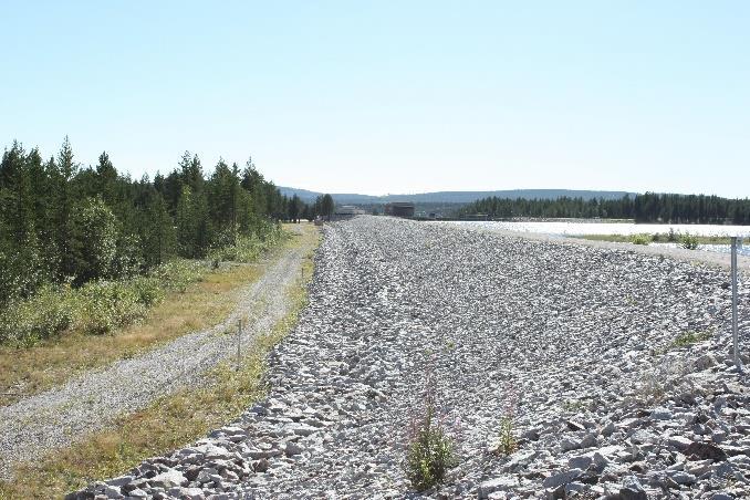 Examensarbete - Vegetation på dammar, 2017-09-12 Bilaga 1 - Sammanställning från studiebesök - Sidan 2 av 23 Nedströms om dammtå Längs större delar av dammen var en serviceväg belägen ut med