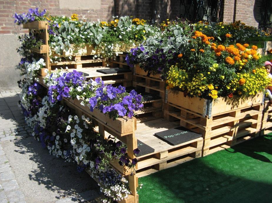 Umeås parker o dess sommarblommor Årets tema i parkerna är välkända låtar från 1980 talet t.ex.