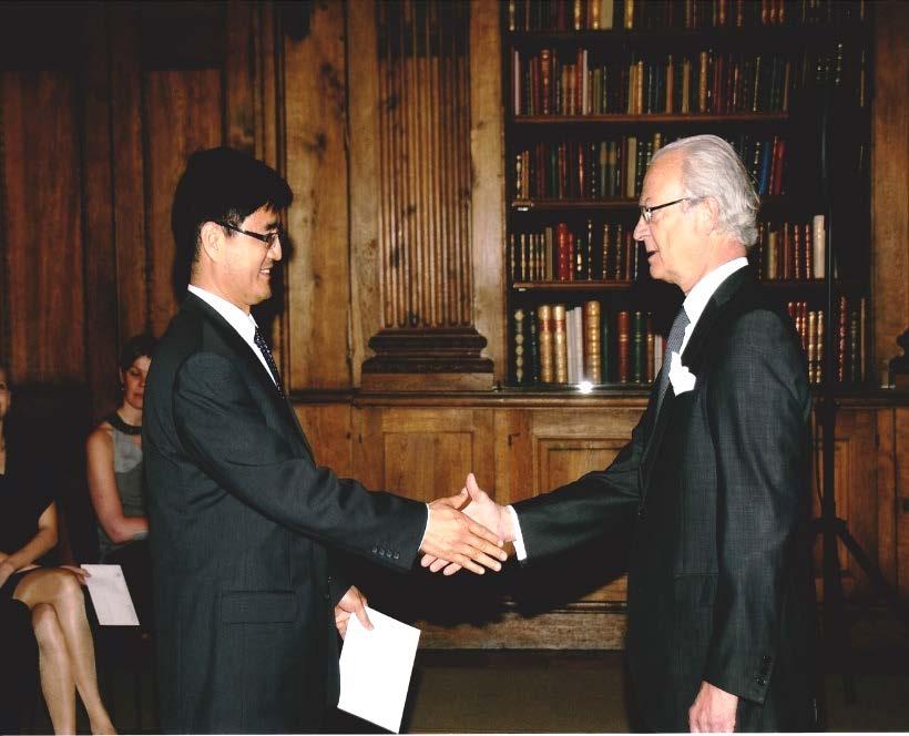 utvecklade processen, Docent Lidong Teng fått priset för den hållbara hushållningen av metaller från Sveriges Konung, Carl den XVI Gustaf (Figur 18).