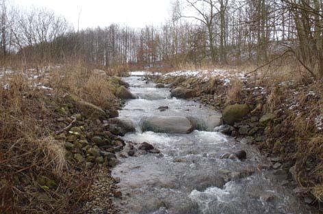(670 m) som mynnar i Kävlingeån, X: 6186168, Y: 1339834. Havsöring och ål kan passera.
