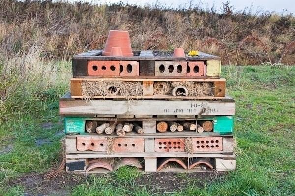 Insektshotell, något att göra med barn och barnbarn. Källa: Naturhistoriska riksmuseets hemsida och Land.se Med lite överblivet material som kanske ska slängas kan man bygga dessa fiffiga boplatser.