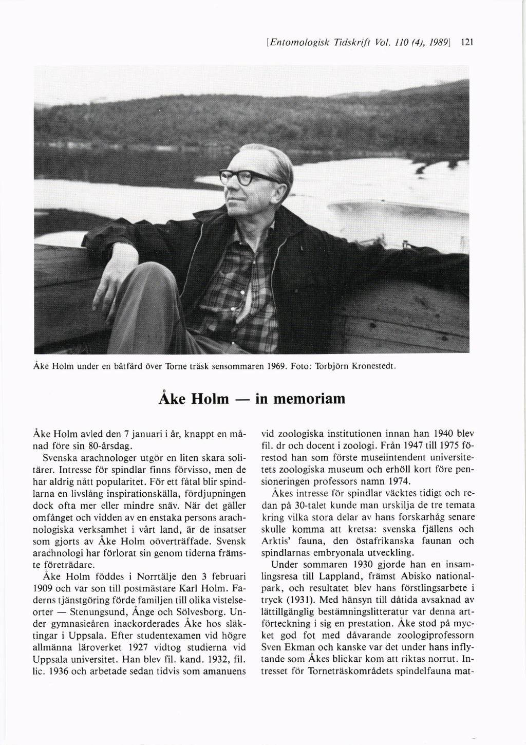 lentomologisk Tidskrifr Vol. 110 (4), 19891 l2l Ake Hotm under en batferd dver'lbrne trtuk sensommaren 1 9. Foto: Torbjorn Kronesredt.