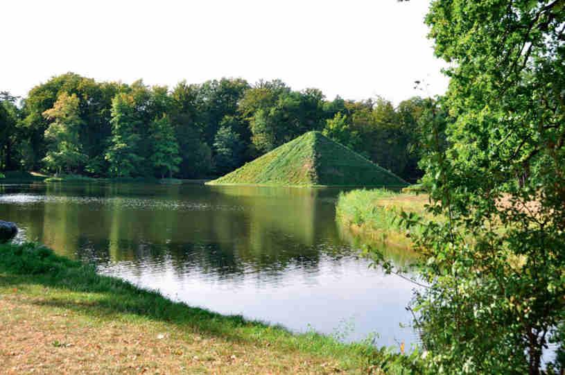 Pyramiden i Branitz med furst Pücklers sista viloplats. utanför staden Cottbus. Den ekonomiske slarvpettern tvingades till slut sälja Muskau, men han gav inte upp.