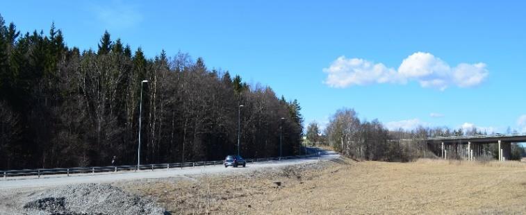Dagens Enköpingsvägen syns här passera skogskanten vid Broängen där det förr stod en runsten.