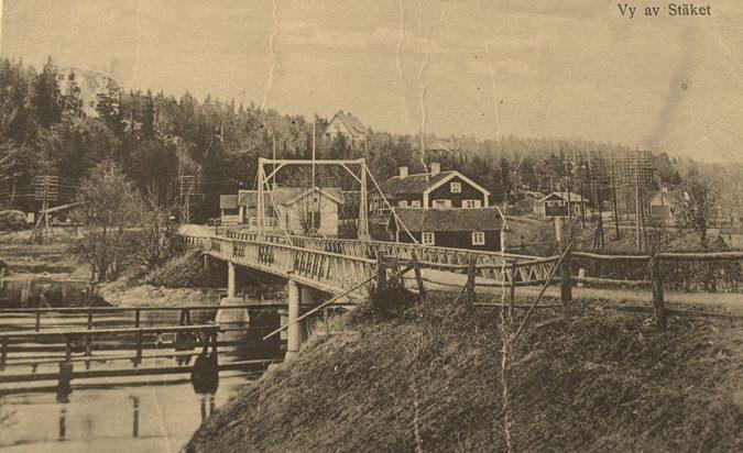 lutningen 1 till 9 fot, belägen strax öster om raksträckan över Dalkarlsgärdena och den s k Fjärdingsstolpebacken ett stycke före bron till Biskopsholmen.