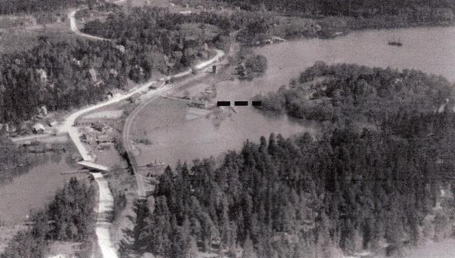 Bron var i bruk från 1870-talet till 1931. Vykort från Lars Axelsson i Kungsängen. Stäkets sund med järnvägs- och landsvägsbroar troligen under 1940-talet, sedd från Järfällasidan.