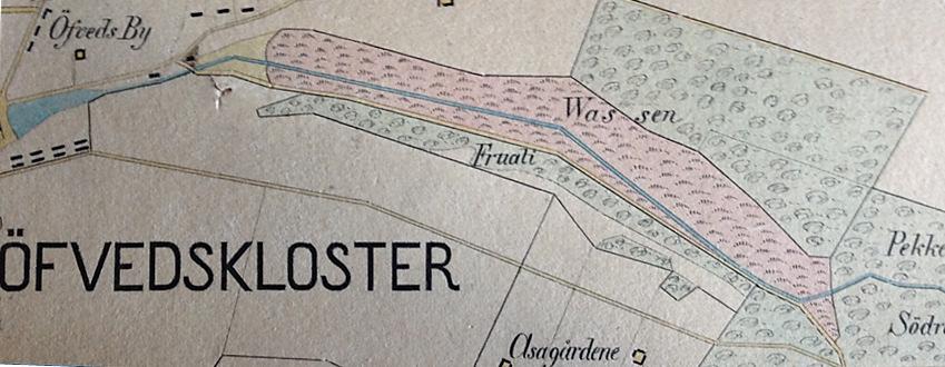 Våtmarksområdet dikades sedan ut (se kartan från 1881, figur 2) och utnyttjades som ängsmark (slåttermark).