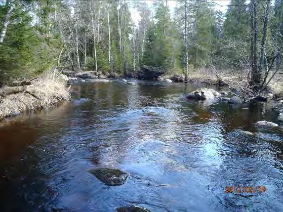 En ledning går över vattendraget (6427834:1323783).