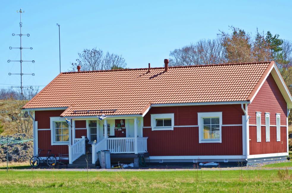 Tomt med centralt läge i Karlby med endast ett stenkast ifrån skola, butik (på kommande), bageri/café, daghem och kommunal service.