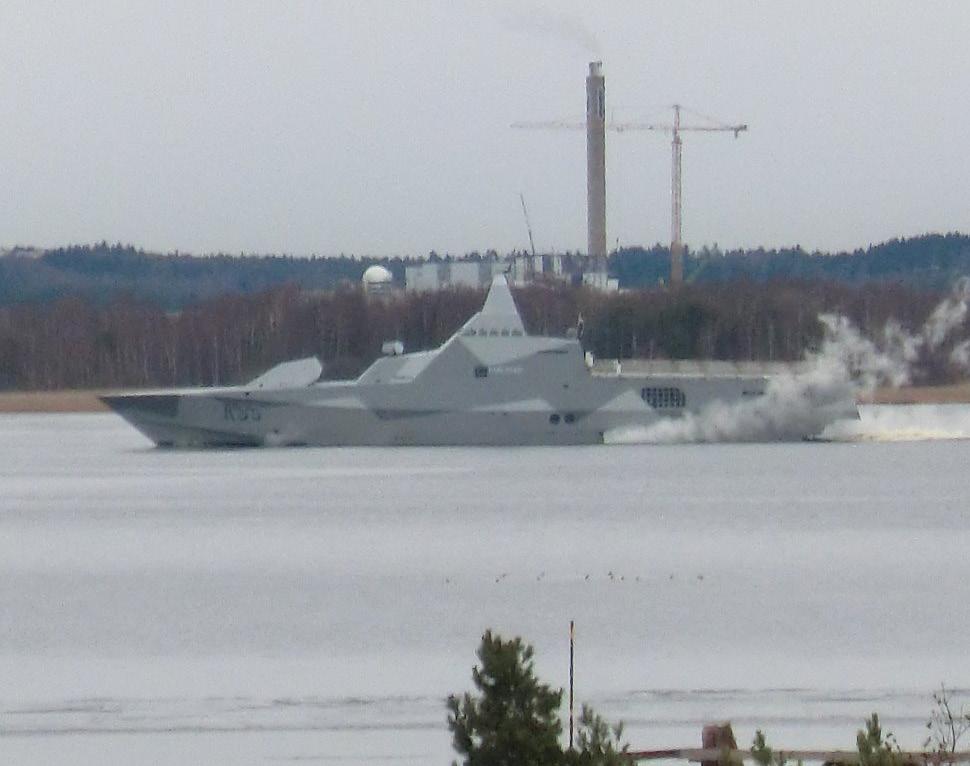 HMS KARLSTAD I KARLSTAD 5 HMS KARLSTAD, K35, hennes vapen och flaggan. Foto: Lars Tunér Så kom Hon då, vår egen kustkorvett. K35. En vintrig novemberfredag gled hon in till kaj, precis ute vid Flottans Mäns klubblokal i Yttre Hamn.