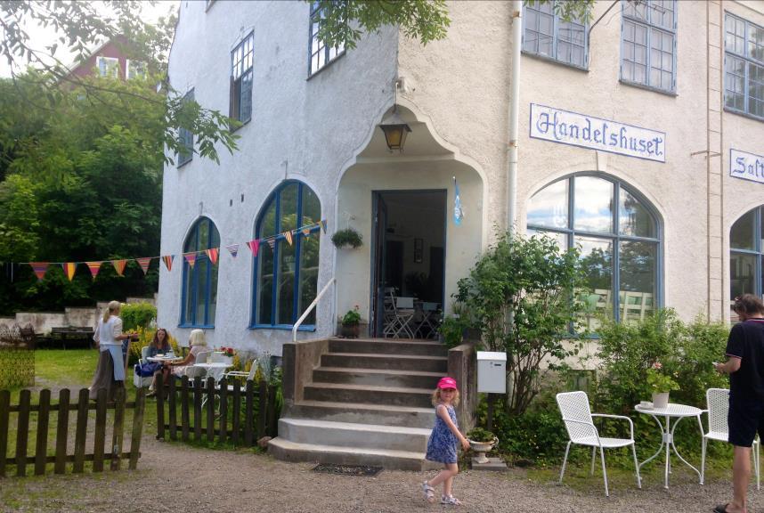 Annons Välkommen till Kafé Handelshuset, Neglingevägen 33 Hemtrevlig, personlig mötesplats med hembakat fika, lunch och middagar. Vi har öppet 7 dagar i veckan.