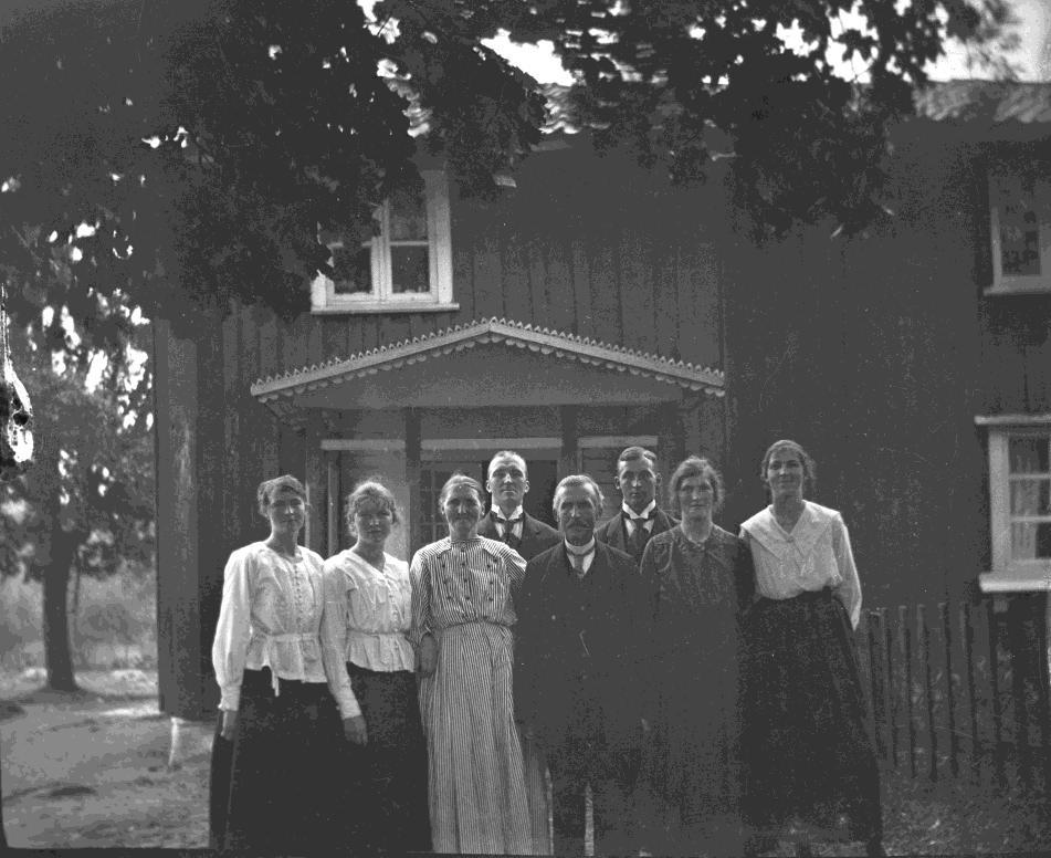 Från vänster: Maria Gustavsson/Lidén (1889 1958) Borås och Halmstad; Ester Johansson (1900 1981) Sofieslätt, Färgaryd; Sanna Flink (1860 1937); Johan Flink (1887