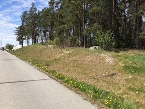 Främst utgörs dessa områden av bryn och åkerholmar med förekomster av blommande örter och buskar.