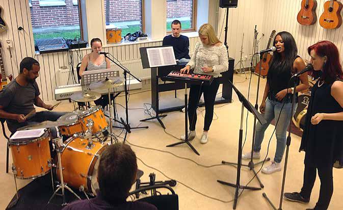 ESTETISKA PROGRAMMET MED INRIKTNING MUSIK Är du intresserad av att spela eller sjunga? Skriva och spela in dina egna låtar?