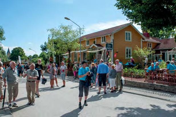Kommunikationer Bräkne-Hoby har goda kommunikationer med järnvägen genom samhället, väg E22 söder om samhället och Backarydsvägen som leder norrut till väg RV 27.
