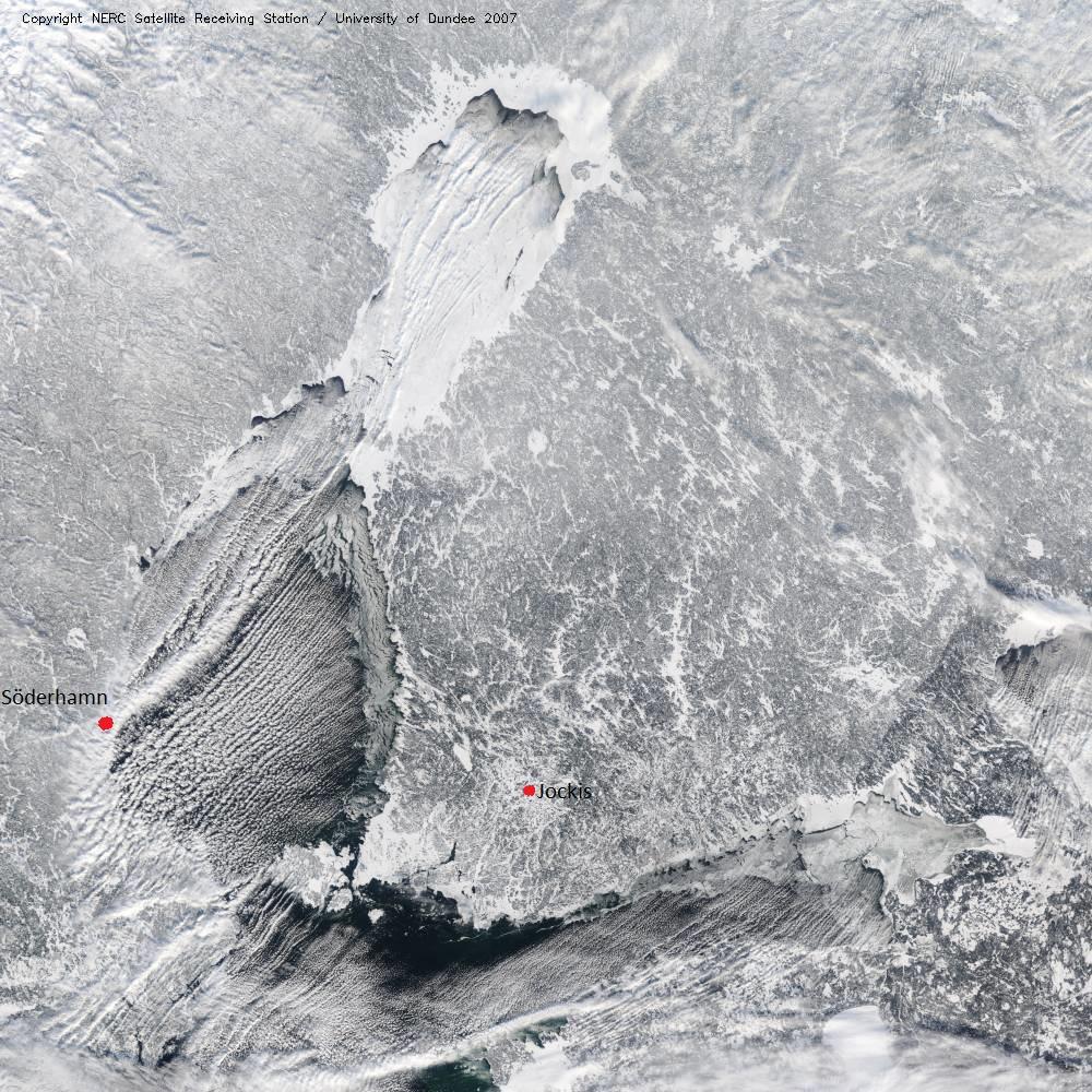 Radiosonderingen i figur 4.2.2 visar ett stabilt skikt mellan 950 hpa och 926 hpa som kan bero på en markinversion över den kalla landytan.