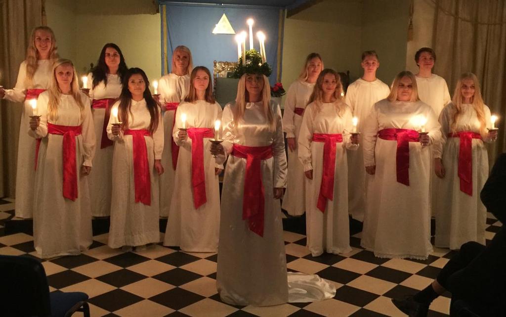 DÅ I VÅRT MÖRKA HUS STIGER MED TÄNDA LJUS SANKTA LUCIA Traditionellt luciafirande den 10 december 2017 Den 10 december 2017 samlades en stor skara bröder och damer till ett traditionellt advents- och