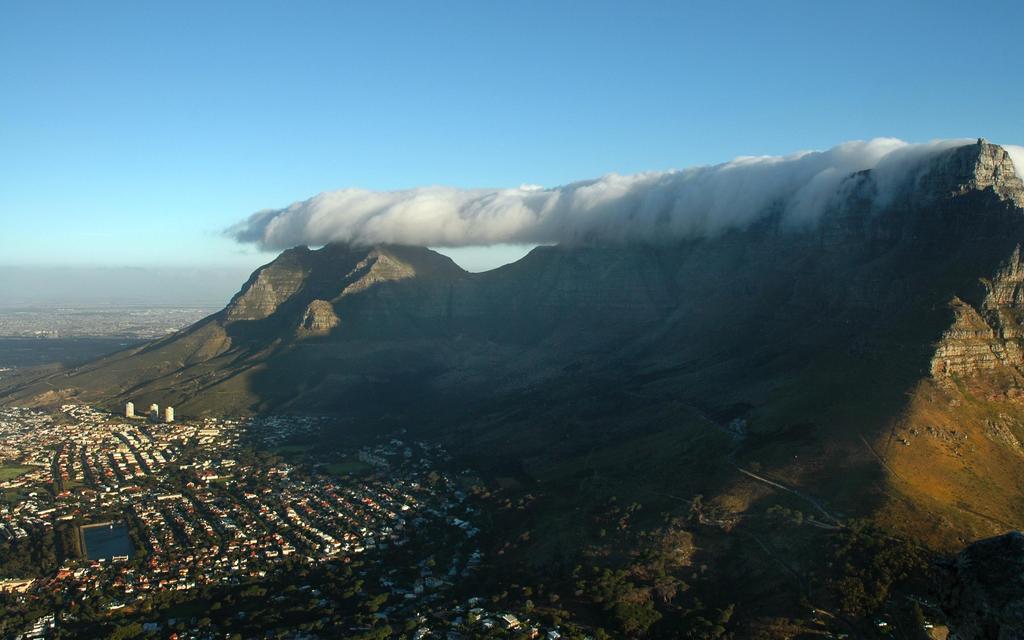 KAPSTADEN är Sydafrikas näst största storstadsområde (efter Johannesburg), med 3,5 miljoner invånare i storstadskommunen, Staden går även under smeknamnet moder staden (afrikaans: Moederstad