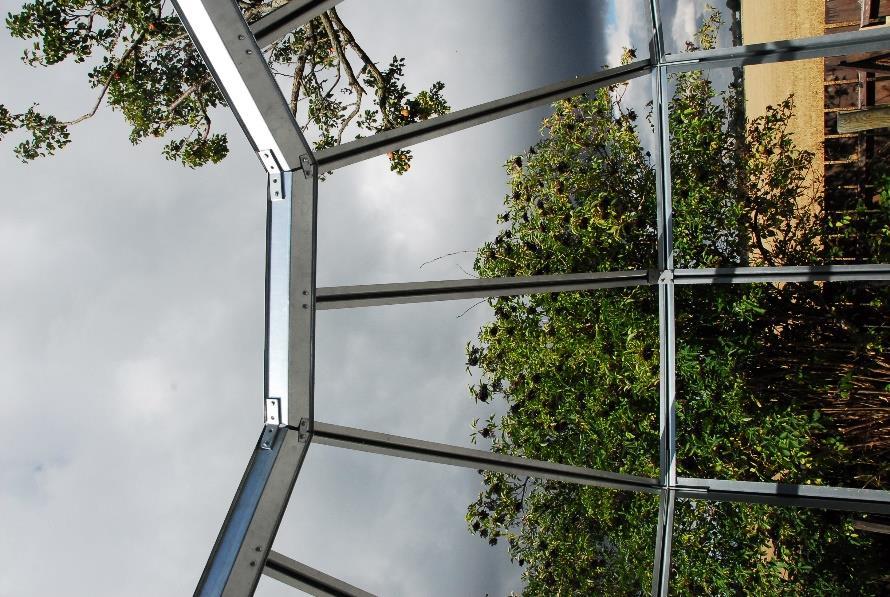 Figur 17 Kupolramen och taket. Denna bild är från ett 9kants växthus som saknar takplåtar men principen är densamma.