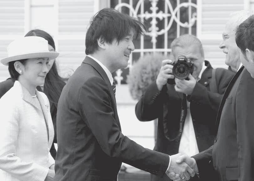 (Na snímke vpravo prezident SR Ivan Gašparovič a uprostred japonský princ Fumihito Akišino počas privítania na nádvorí Prezidentského paláca v Bratislave. Vľavo japonská princezná Kiko Akišino.