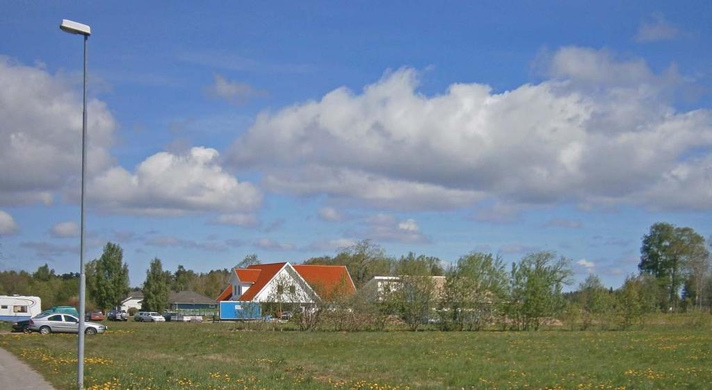 De nya tomterna trafikmatas via en ny lokalgata som avslutas med en vändplats.mellan vändplatsen och Stallgatan reserveras ett område för vatten och avlopp (u-område).