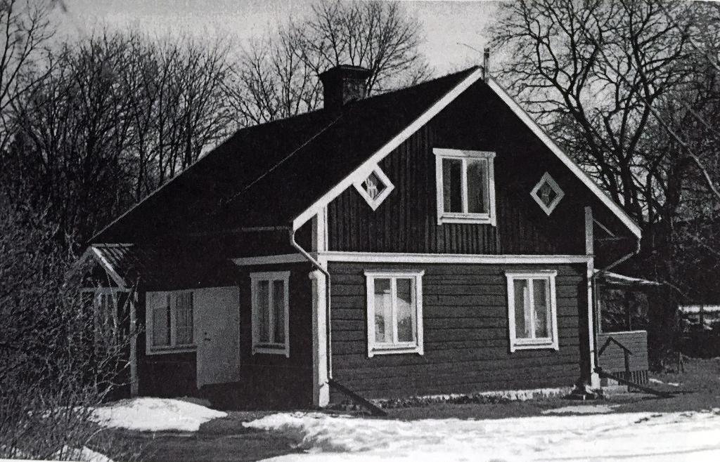 nya hembygd både med pennan, kameran och snickarverktygen. Och är still going strong! Lötkärr från söder, foto Henry Hall 1983. Ett torpställe som lydde under Vendelsö är Lötkärr.