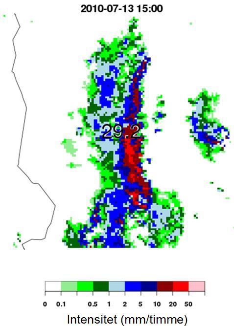 För att belysa påverkan av radarns rumsliga sampling visar Figur 27 ett exempel på ett skyfall som noterats i SMHIs nät av automatstationer.