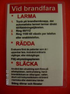 Förebyggande/förberedande åtgärder för brand Om du upptäcker en brand eller larmet går ska du göra följande: RÄDDA Alla som är i akut fara. Använd ordinarie utgångar, eller nödutgångar. LARMA 1.