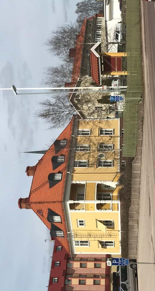 Trädgårdsvillan Huset är byggt på 1920-talet och namnet kommer sig av att det tidigare fanns en stor trädgård som sträckte sig mellan Moragatan och Strandgatan.