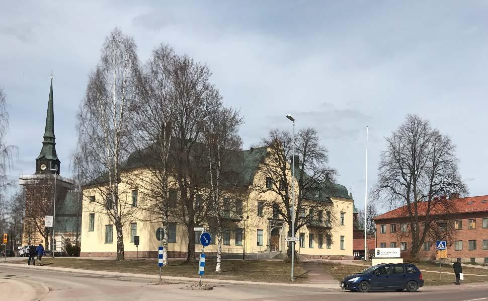 Tingshuset Byggnaden ritades av arkitekt Stenhammar och uppfördes under åren 1900-1902. Tingshuset är uppfört i sten på en sockel av grovhuggen sten. Fasaden är putsad i ljus kulör.