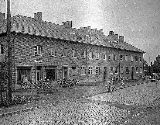 Vasagatan 11 Byggnaden är uppförd på 1950-talet med fasad av tegel och fönster i vitt, utan foder.