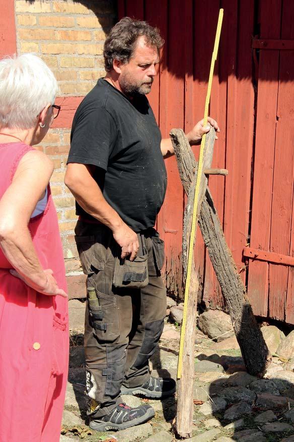 På gården förvaras ett antal gamla ryggaträn som tagits