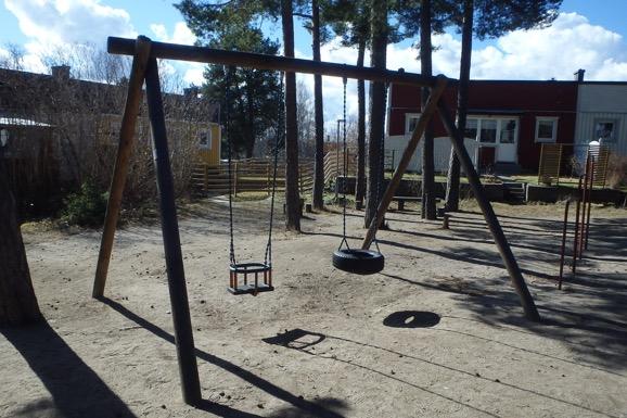 2 Stötdämpande underlag uppfyller ej krav enligt standard ( innehåller silt, stenar ). Skall vara sand kornstorlek 0,2-2 mm. Alternativt grus kornstorlek 2-8 mm utan silteller lerpartiklar. Fel nr.