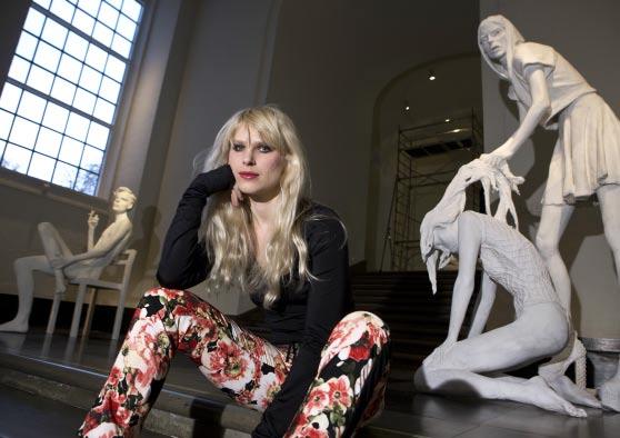 CAJSA VON ZEIPEL visar flera nya skulpturgrupper i Göteborgs konstmuseums skulpturhall. Samtliga verk är från 2012 och utförda i gips, frigolit och jasmonite.