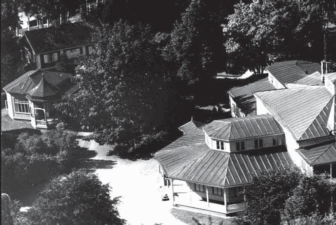 10.13 Eirapaviljongen Eirapaviljongen till vänsteri bild. Flygfoto 1932.