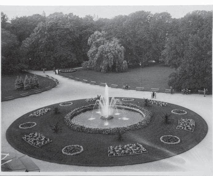 Villornas interiörer har genomgått större förändringar och är i många fall präglade av ombyggnader i 1960- eller 70-talens tidsanda. Enstaka kakelugnar finns bevarade.