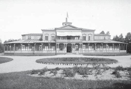 Till höger dagens utseende. Vänster: Foto från början av 1900-talet.