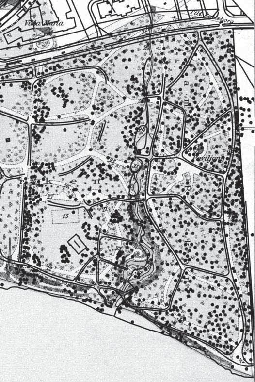 Modern grundkarta lagd över 1906 års parkkarta. Nya parken är till vänster om bäcken, Gamla parken till höger om bäcken. Av det ursprungliga gångvägsnätet återstår på sina håll endast fragment.