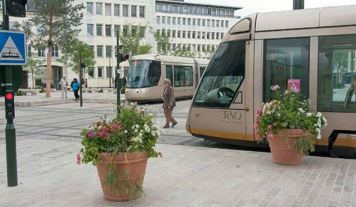 I centrum av Orléans korsas de båda spårvägslinjerna i det närmaste rätvinkligt. Hållplatsen bär namnet De Gaulle. Närmast en spårvagn av äldre modell, i bakgrunden en ny.