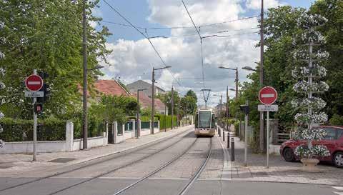 Linje A tangerar endast stadens historiska centrum, betjänar dock järnvägsstationen Gare d Orléans i centrum, via en mycket spektakulär 180-graderskurva, liksom även järnvägsstationen Gare les