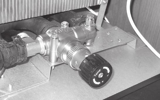 Golvvärme i modellserie Royal och Imperial (eller fabriksmonterat tillval) Golvvärme AGS II Pro känner man igen på shuntventilen med termostat som är placerad vid pannan.