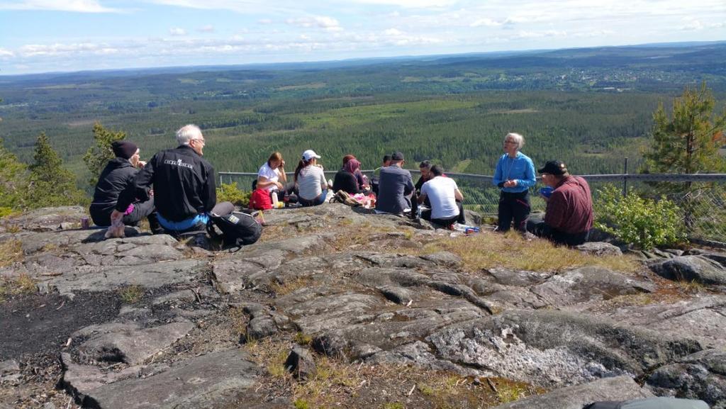 Inledning Bjurholms kommun har obalans i befolkningsstrukturen med en alltmer åldrande befolkning samt unga som flyttar. Kommunen har över tid visat en trend med vikande befolkning.