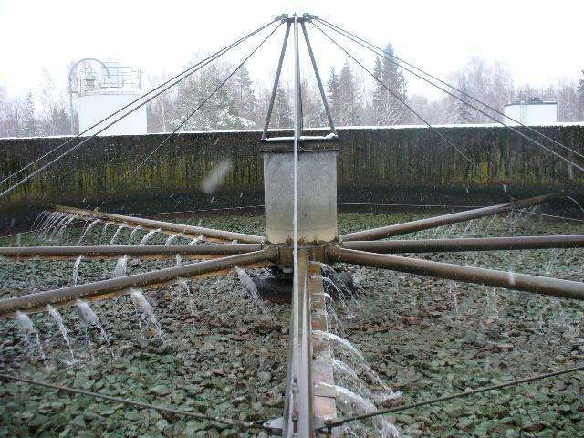 Biologisk rening Efter försedimenteringen leds vattnet till en pumpstation som uppfodrar avloppsvattnet till en biobädd där det filtreras ned genom ett stenmaterial med biohud utanför arv byggnaden.