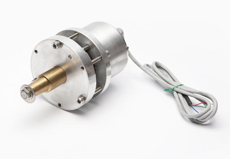 C-DRIVE SOM ELEKTRISKT STYRSYSTEM (SERVOSTYRNING) Installation av Det Elektriska Manöverdonet C-Drive är en styrdator som tillsammans med ett elektriskt rattnav med FFU (Full Follow Up) utgör ett