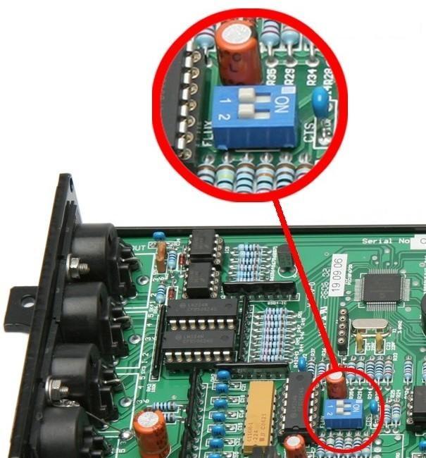Val av Roderlägesgivare: Roderlägegivaren har en DIP switch som är placerad på kretskortet i styrdatorn och är märkt 1, se figur nedan.