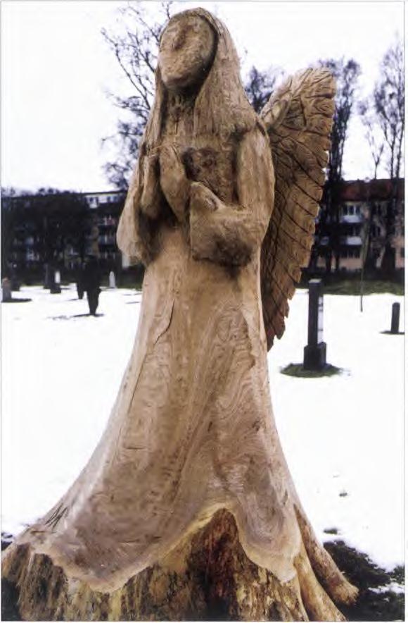 GRONA FAKTA 2/2005 Döda almar blir skulpturer I Landskrona kan man hitta flera skulpturer av döda almar på rot i parkmiljöer i centrala staden.