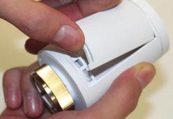 Installera enheten 1 2 3 4 Ta bort batteriluckan på sidan av enheten.